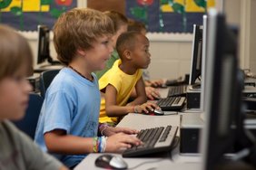 (C) pixabay.com/cherylt23 Schüler am Computer