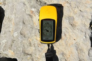 GPS-Gerät auf Stein