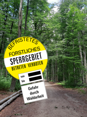 Warnschild "Befristetes Forstliches Sperrgebiet - Gefahr durch Waldarbeit" vor einem Waldstück